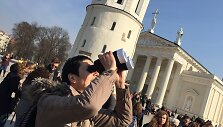 Vilniečiai stebi Saulės užtemimą