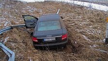 &bdquo;Audi&ldquo; po smūgio į atitvarą