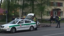 Druskininkuose automobilis partrenkė nepilnametę dviratininkę