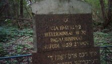 Kapavietės Vėliučionyse antkapis