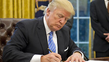 Donaldas Trumpas pasira&scaron;o sutartį dėl Va&scaron;ingtono pasitraukimo i&scaron; TPP