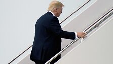 Donaldas Trumpas lipa į prezidento lėktuvą