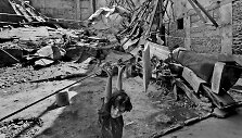 Mergaitė 2005 m. žaidžia su skalbinių virve sovietmečiu statyto teatro griuvėsiuose Afganistane. Po 1979 m. sovietų invazijos &scaron;alis buvo bevilti&scaron;kai skurdi, o jos infrastruktūra sugriauta.