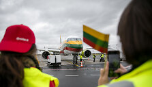 Lietuvos vėliavos spalvomis nudažyto lėktuvo &bdquo;Airbus A220-300&ldquo; pasitikimas Vilniaus oro uoste