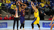 Cory Higginsas (kairėje) prie&scaron; Scottie Wilbekiną