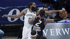 Jamesas Hardenas prie&scaron; Shai Gilgeous-Alexanderį
