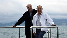 Antrąją susitikimo dieną V.Putinas su A.Luka&scaron;enka plaukiojo laivu