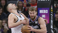 Domantas Sabonis prie&scaron; Nikolą Jokičių