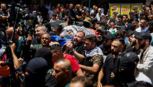 Palestiniečiai ne&scaron;a žuvusiojo kūną