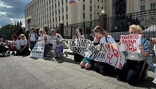 Prie Rusijos gynybos ministerijos moterys protestavo prie&scaron; vyrų &scaron;aukimą į kariuomenę