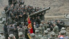 &Scaron;iaurės Korėjos kariai ir Kim Yong Unas