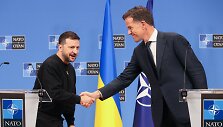 Ukrainos prezidentas Volodymyras Zelenskis ir NATO vadovas Markas Rutte / FRANCOIS WALSCHAERTS / AFP