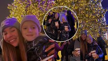 Viktorija Siegel su &scaron;eima prie Vilniaus Kalėdų eglės
