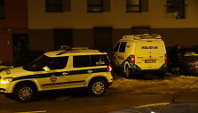 Policijos automobiliai prie namo, kuriame rastas lavonas