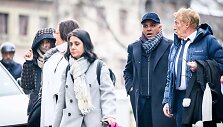 Namrata Hinduja (kairėje) ir Ajay Hinduja (antras i&scaron; de&scaron;inės) atvyko į Ženevos teismą.