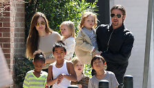 Angelina Jolie ir Bradas Pittas su visais vaikais (2011 m.)