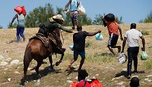 JAV pradėjo masi&scaron;kai siųsti i&scaron; Teksaso haitiečius migrantus