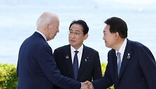 JAV prezidentas Joe Bidenas, Japonijos premjeras Fumio Kishida, Pietų Korėjos prezidentas Yoon Suk-yeolas