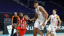 Corey Waldenas (su kamuoliu) prie&scaron; Walterį Tavaresą