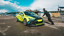 &bdquo;Neste Dream 2 Drive &ndash; Tauras Racing&ldquo; komandos automobilis, kurį &bdquo;Autoplius.lt Fast Lap&ldquo; Kačerginėje pilotuos du Lietuvos virtualių žiedinių lenktynių čempionato nugalėtojai.