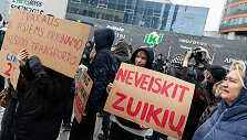 Protestas prie&scaron; planus kelti vie&scaron;ojo transporto bilietų kainas