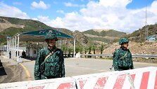 Azerbaidžiano kariai prie pasienio punkto Lačino koridoriuje