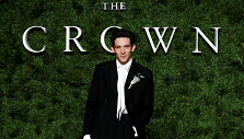Seriale &bdquo;The Crown&ldquo; princą Charlesą vaidinęs Joshas O'Connoras