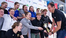 Saulius Binevičius (de&scaron;inėje) ir Sostinės sporto centro plaukimo komanda