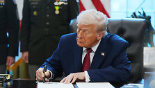 D. Trumpas pasira&scaron;o vykdomąjį įsaką / CNP/AdMedia/SIPA / CNP/AdMedia/SIPA