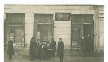 1931 m. Dominikonų gatvėje esantis M.&Scaron;lapelienės lietuvių knygynas &scaron;venčia 25-erius gyvavimo metus
