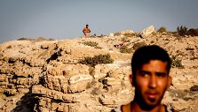 Kontrabandininkas stebi, kaip i&scaron;plaukia migrantai