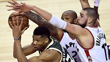 Jonas Valančiūnas ir Giannis Antetokounmpo