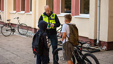 Pareigūnai tikrino dviratininkus.