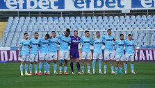 Kerdžalų &bdquo;Arda&ldquo; futbolininkai tylos minute pagerbia Petko Gančevą, kuris tuo metu stebi rungtynes tribūnose.