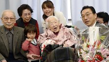 117 gimtadienį &scaron;večianti Misao Okawa su artimaisiais 