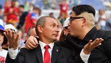 Aktoriai mėgdžioja Vladimirą Putiną ir Kim Jong Uną