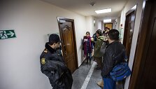 Policininkas &bdquo;Laisvosios Europos&ldquo; radijo pastato koridoriuje su žurnalistais 