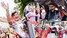 Teatrali&scaron;ka romų eisena su žirgais
