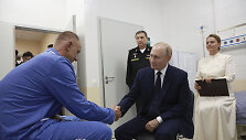 Rusijos prezidentas Vladimiras Putinas lanko Kurską gynusį karį