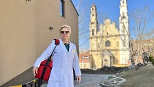 Slaugytoja Rita prie hospiso pastato. Fone &ndash; Vilniaus Misionierių bažnyčia 
