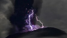 Indonezijoje įsiveržė ugnikalnis