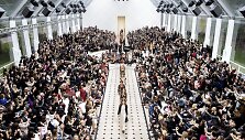 &bdquo;Burberry&ldquo; 2016 m. pavasario-vasaros kolekcijos pristatymo momentas 