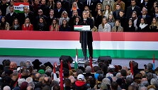 Viktoras Orbanas kalba savo &scaron;alininkų mitinge.