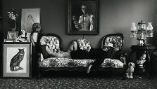 Ra&scaron;ytojas Trumanas Capote savo bute, Niujorke, 1977 m. &copy; 1977 Arnold Newman. Getty Images