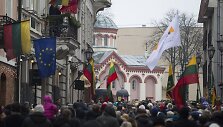 Vasario 16-osios minėjimas prie Signatarų namų.