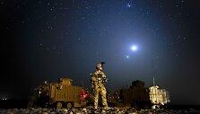 Britų karys prie dviejų &bdquo;Mastiff&ldquo; kovos ma&scaron;inų
