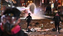 Honkonge prasiveržus pykčio bangai policija pa&scaron;ovė protestuotoją