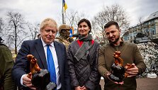 Borisas Johnsonas, Volodymyras Zelenskis ir praeivė su dovanomis