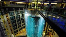 Berlyno vie&scaron;butyje &bdquo;Radisson Blue&ldquo; sudužęs milžini&scaron;kas akvariumas