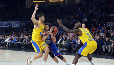 Vasilije Micičius prie&scaron; &bdquo;Maccabi&ldquo; gynybą
